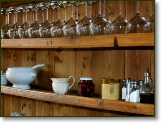Dettaglio degli interni della sala da pranzo dell’agriturismo Il Fiocco Dettaglio degli interni della sala da pranzo dell’agriturismo Il Fiocco