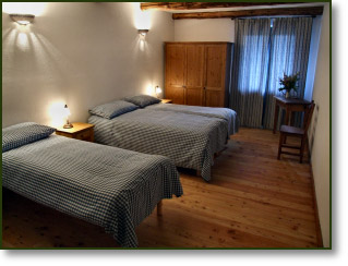 Una delle stanze dell’agriturismo Una delle stanze dell’agriturismo