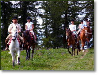 Allievi del corso di equitazione a cavallo nei boschi
